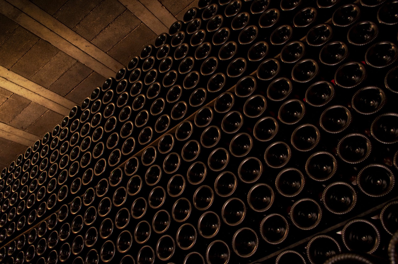 Bouteilles en cours de vieillissement dans les caves de la maison